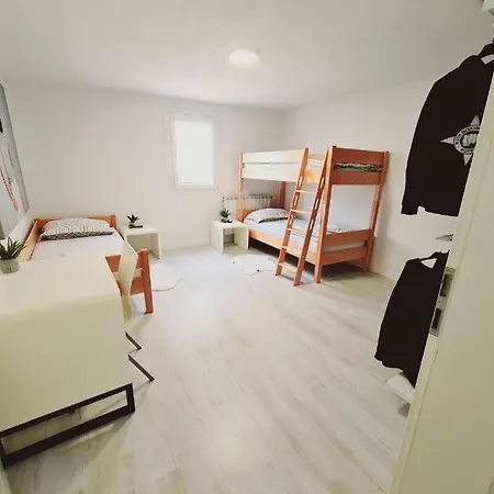 Počitniška hiša House Center *
